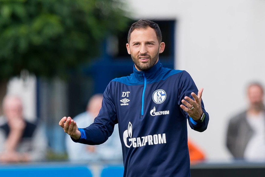 Gelsenkirchen, Germany, 28.08.2018, Training FC Schalke 04, Trainer Domenico Tedesco (S04) gestikuliert, gestik ( DeFodi053 *** Gelsenkirchen Germany 28 08 2018 Training FC Schalke 04 Coach Domenico T ...