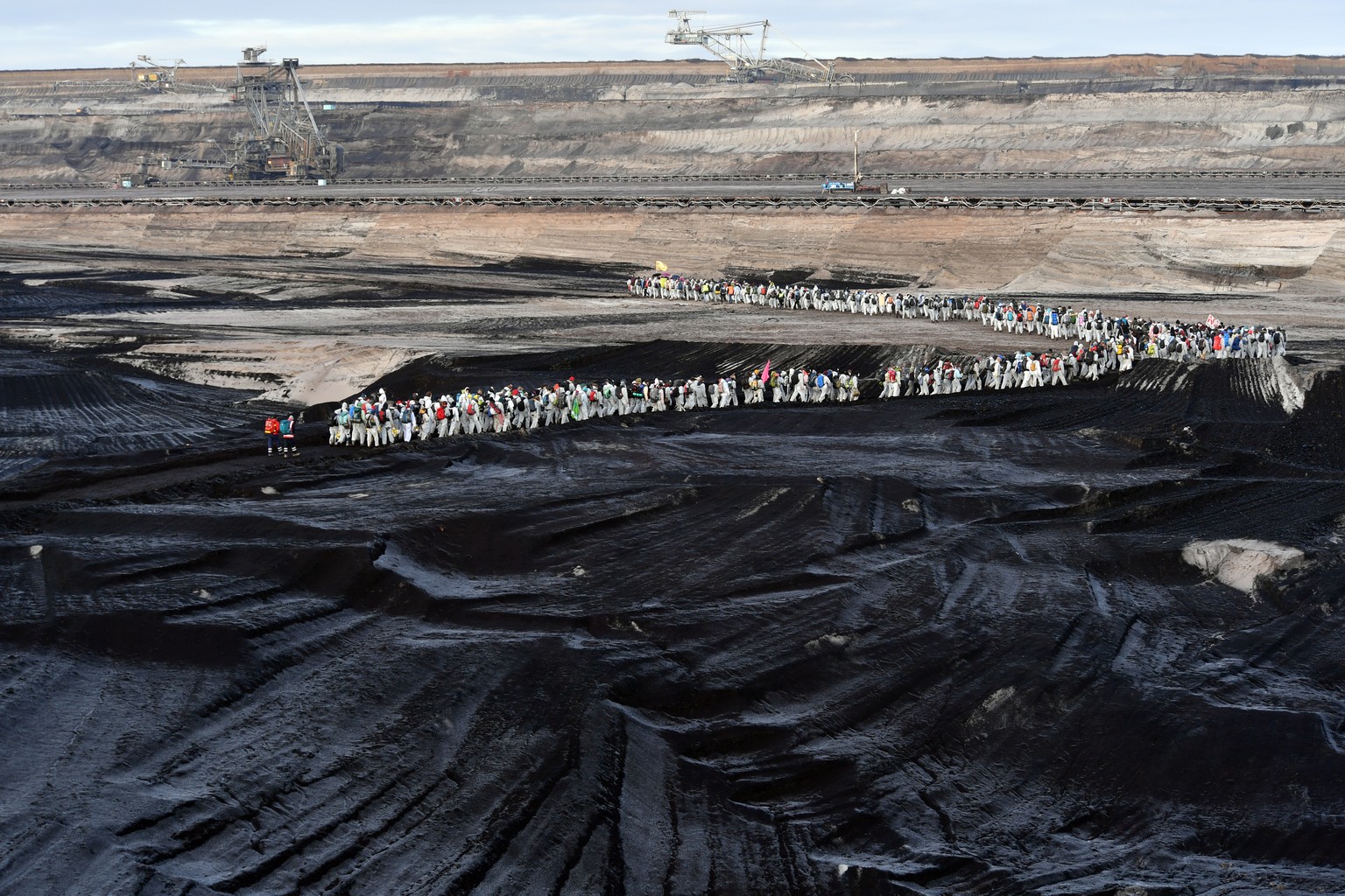 Klimaaktivisten gehen durch den Tagebau Vereinigtes Schleenhain südlich von Leipzig.