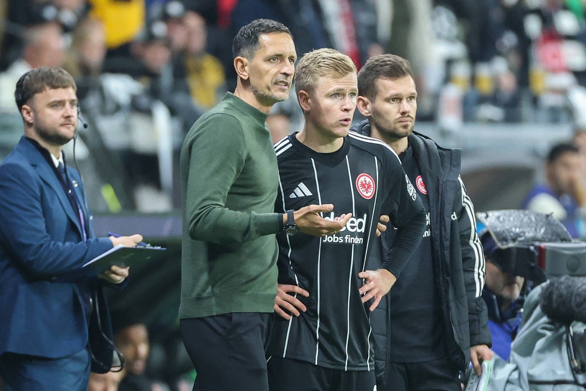 UEFA Champions League - Eintracht Frankfurt - Liverpool FC am 22.10.2025 im Deutsche Bank Park in Frankfurt Trainer Dino Toppm