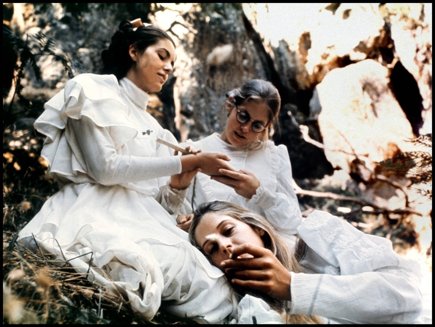 McElroy &amp; McElroy / DR PICNIC A HANGING ROCK (PICNIC AT HANGING ROCK) de Peter Weir 1975 AUS avec Karen Robson, Anne-Louise Lambert et Jane Vallis bucolique, nature, pique-nique d apres le roman d ...