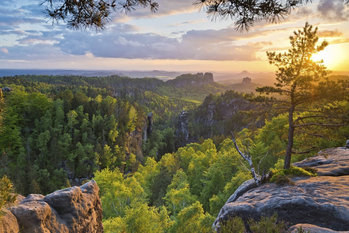 Blick vom Carolafelsen über Elbsandsteingebirge mit Schrammsteinen, Falkenstein, Königstein und Lilienstein, Abendrot im Nationalpark Sächsische Schweiz, Sachsen, Deutschland View from the Carola Rock ...