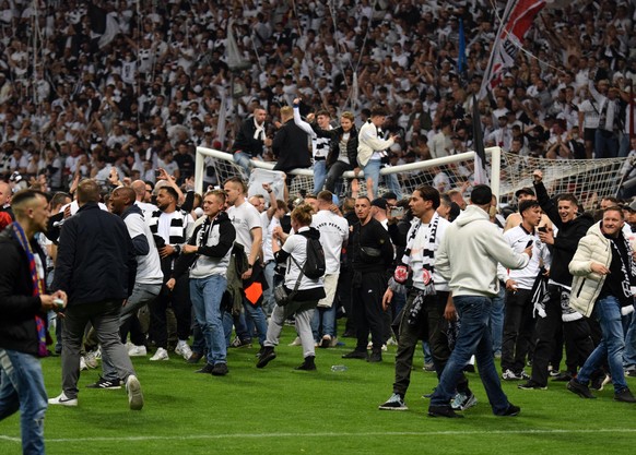 Fans von Eintracht Frankfurt stürmen den Rasen nach dem Ihr Team das Finale in Sevilla erreicht hat fotografiert am 05.5.2022 in Frankfurt beim Fußball Euopa League Pikal Spiel Eintracht Frankfurt geg ...