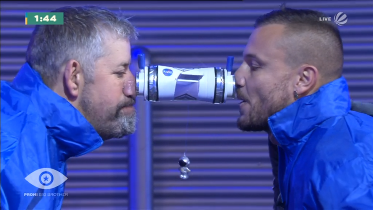 Bauer Uwe Abel (li.) und Ex-Handballer Eric Sindermann beim "Nasen-Shuttle", dem "Ballontanz" nach Big Brother-Art.
