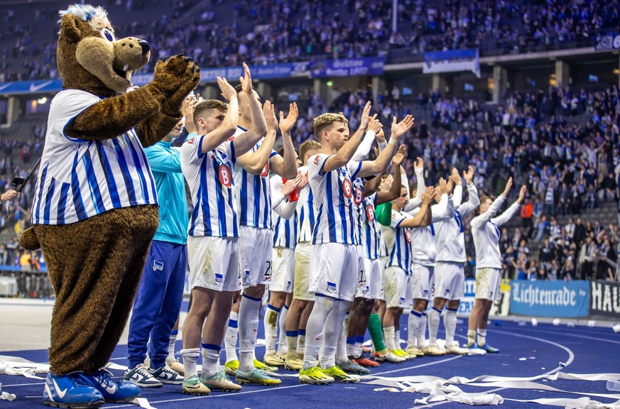 30.03.2024, Berlin: Fußball: 2. Bundesliga, Hertha BSC - 1. FC Nürnberg, 27. Spieltag, Olympiastadion. Spieler von Hertha BSC bedanken sich nach dem Spiel bei den Zuschauern. Foto: Andreas Gora/dpa -  ...