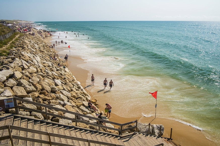 Zahlreiche Menschen verbringen den Tag am Strand von Lacanau Oc an Gironde, Nouvelle Aquitaine, Frankreich. Am Atlantikstrand in Lacanau Oc an *** Numerous people spend the day on the beach of Lacanau ...