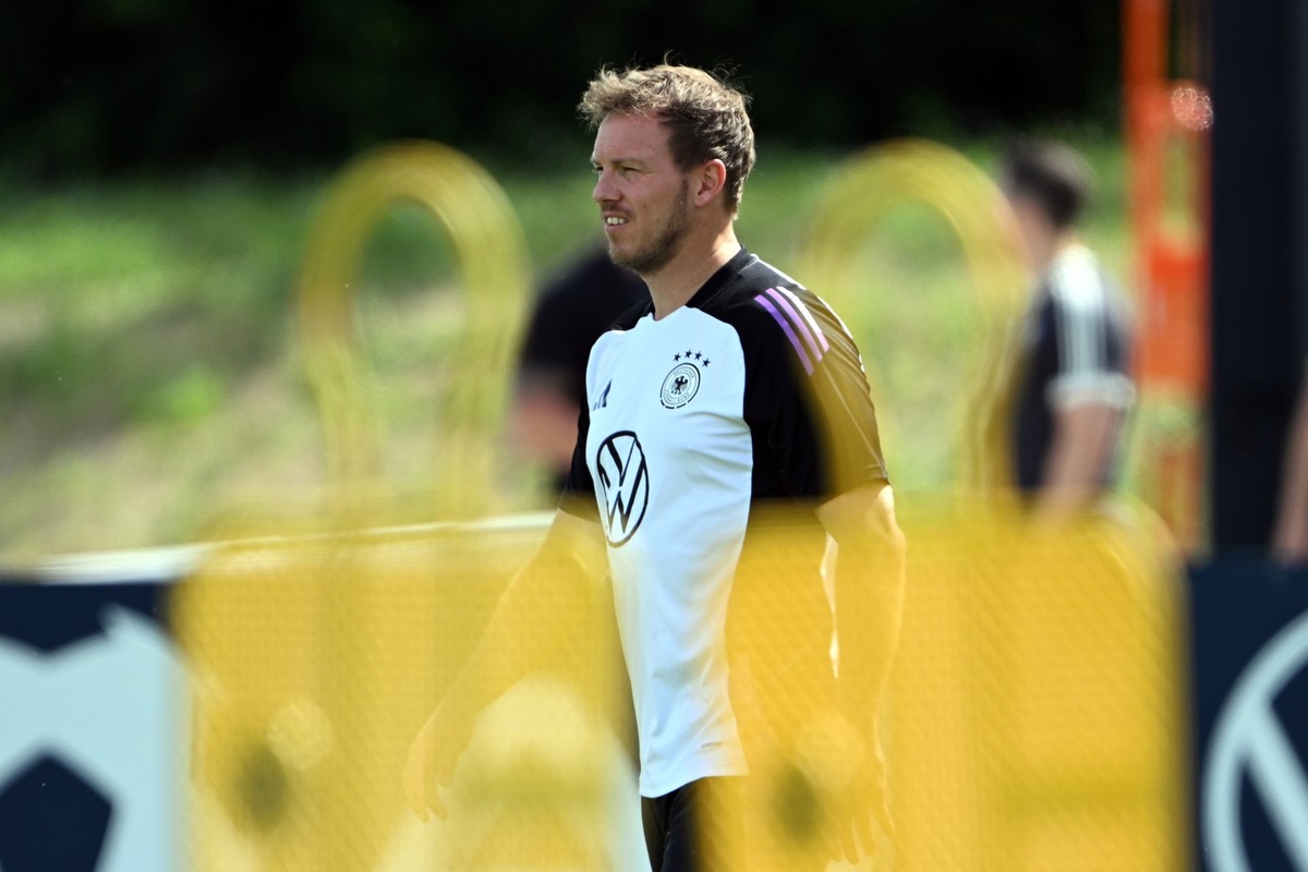 06.06.2024, Bayern, Herzogenaurach: Fußball: Nationalmannschaft, vor dem EM-Test gegen Griechenland, Training. Deutschlands Bundestrainer Julian Nagelsmann während des Trainings. Foto: Federico Gambar ...