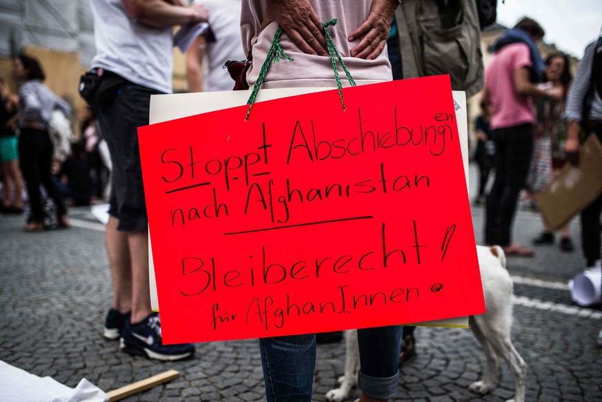 Ein abgeschobener Flüchtling hat Suizid begangen – warum Seehofer deshalb kritisiert wird