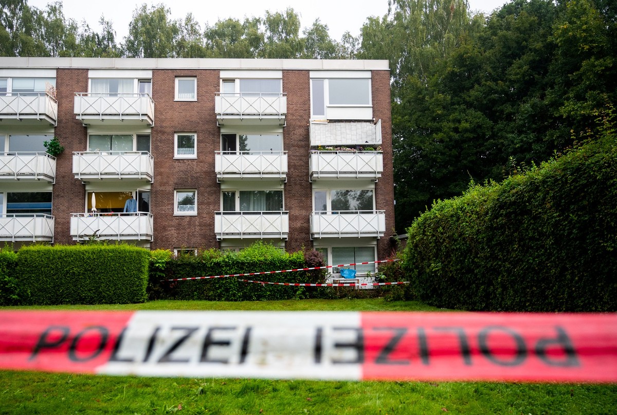 15.08.2024, Hamburg: Absperrband der Polizei h