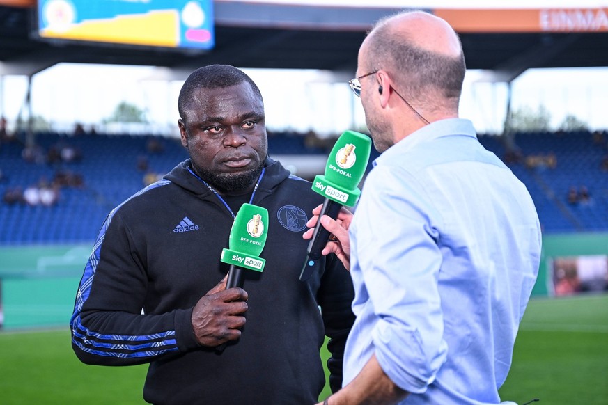 11.08.2023, Fussball, DFB Pokal, 1. Runde, Saison 2023/2024, Eintracht Braunschweig - FC Schalke 04, Leiter Lizenz Gerald Asamoah FC Schalke 04 beim TV-Interview. xRHR-FOTO/TKx *** 11 08 2023, footbal ...