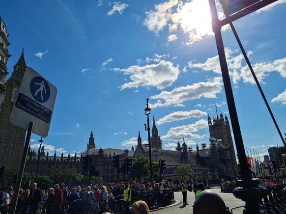 Auf den Gehwegen in London geht es keinen Meter voran.