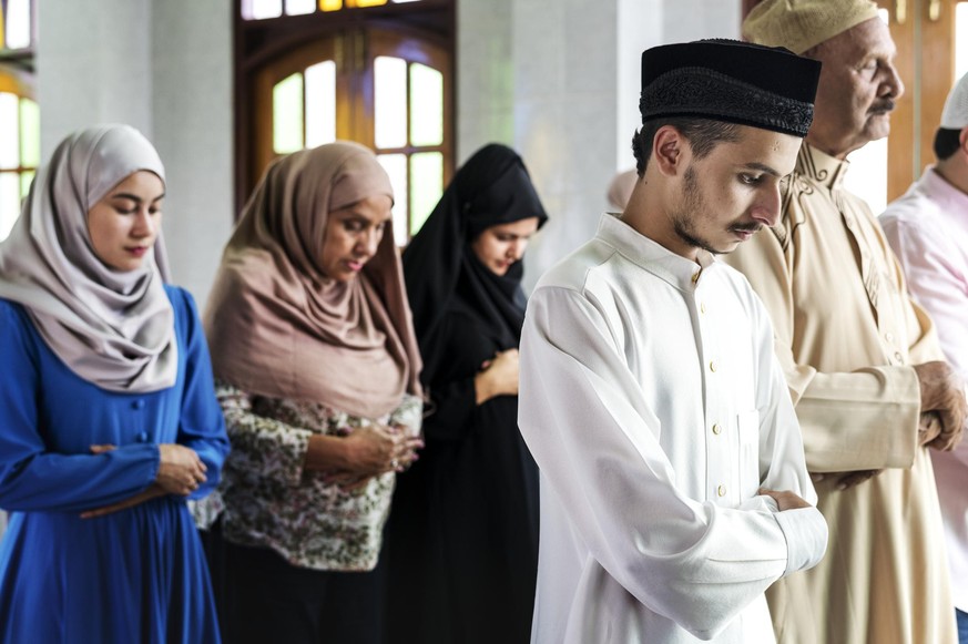 Muslime und Musliminnen beim Gebet in einer Moschee.