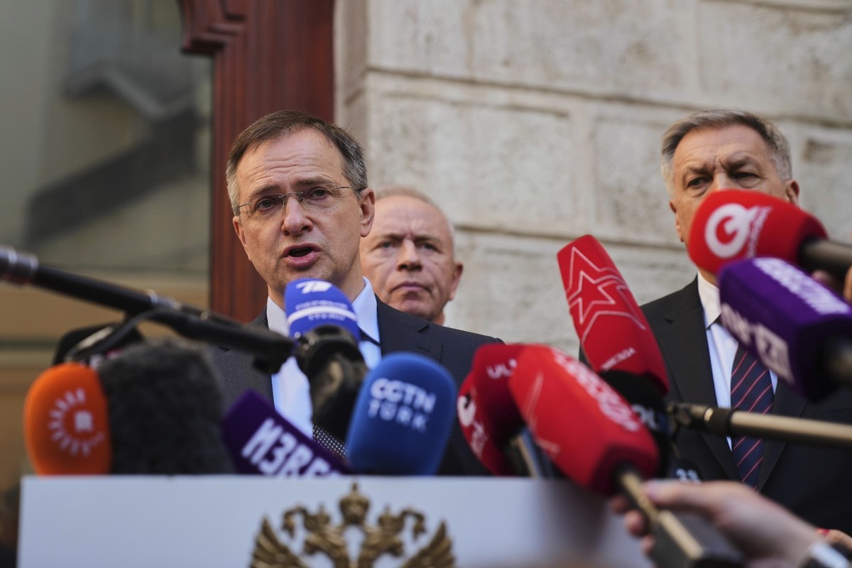 15.05.2025, Türkei, Istanbul: Der russische Präsidentenberater Wladimir Medinski gibt vor Journalisten im russischen Konsulat in Istanbul, Türkei, eine Erklärung ab. Foto: Francisco Seco/AP/dpa +++ dp ...