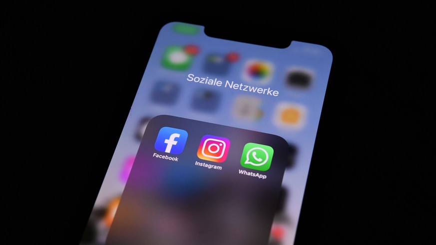 Störung bei WhatsApp, Facebook und Instagram Am 04.10.2021 gab es eine Störung bei den sozialen Netzwerken WhatsApp, Facebook und Instagram *** WhatsApp, Facebook and Instagram disruption On 04 10 202 ...