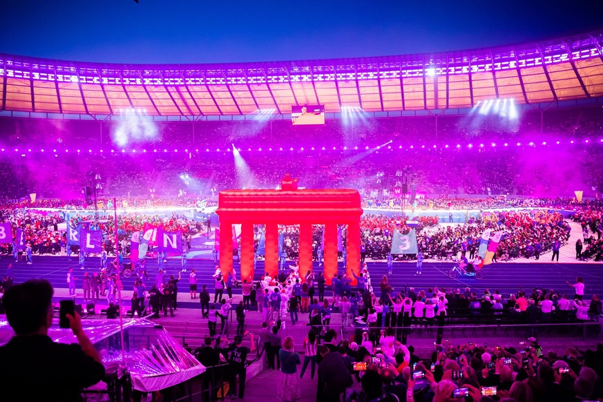 17.06.2023, Berlin: Athleten und Delegationsmitglieder nehmen an der Eröffnungsfeier der Special Olympics World Games Berlin 2023 im Olympiastadion teil. Foto: Christoph Soeder/dpa +++ dpa-Bildfunk ++ ...