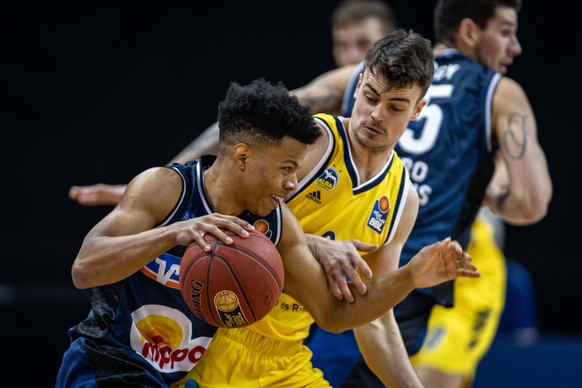 Sport Bilder des Tages Basketball Berlin 28.02.2021 Saison 2020 / 2021 1. Bundesliga / easyCredit BBL Alba Berlin - HAKRO Merlins Crailsheim Trae Bell-Haynes Crailsheim, No.08 Jonas Mattisseck Alba Be ...