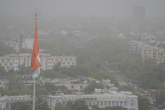 ARCHIV - 16.05.2023, Indien, Neu Delhi: Smog trübt den Blick über die Stadt. Die Weltbank will Indien 1,5 Milliarden Dollar (rund 1,4 Milliarden Euro) in Form von Darlehen und Kredit zum Ausbau klimaf ...