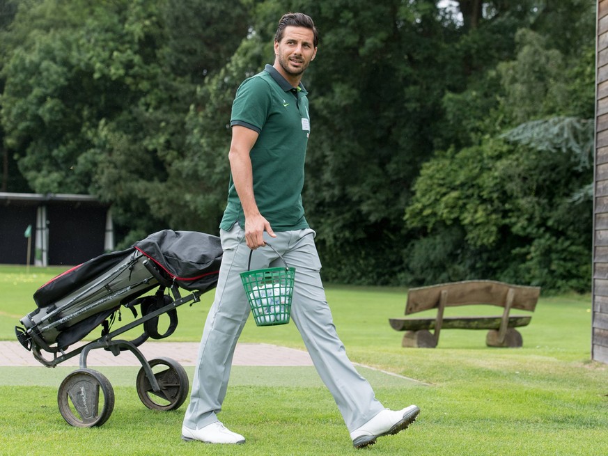 Schon einige Jahre spielt "Opi" Pizarro standesgemäß Golf.&nbsp;