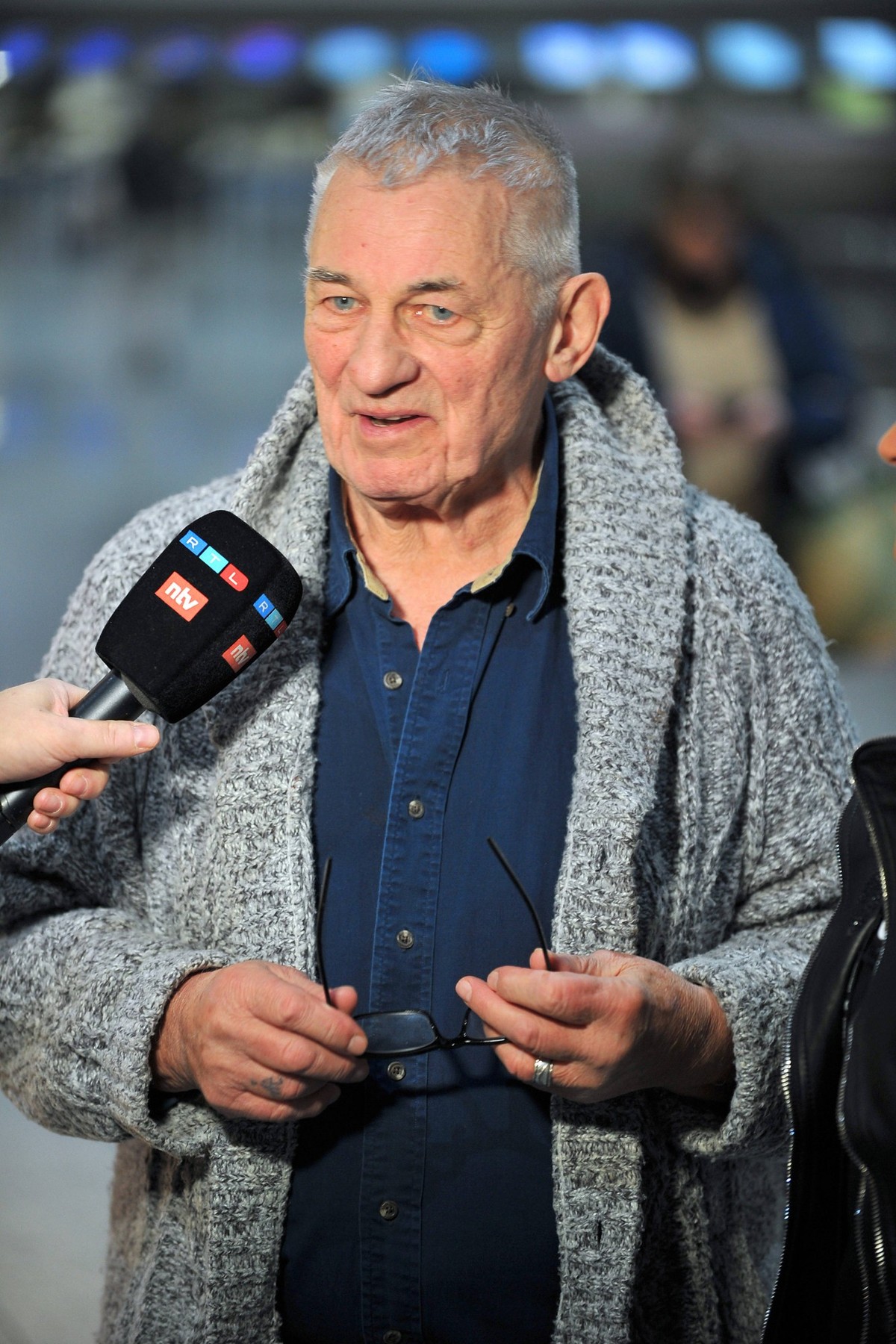 RTL - Dschungelcamp 2024. Heinz Hoenig anläßlich der Abreise der Kandidaten der RTL - Sendung Ich bin ein Star - holt mich hier raus zum Dschungel-Camp 2024 in Australien am 08.01.2024 auf dem Flughaf ...