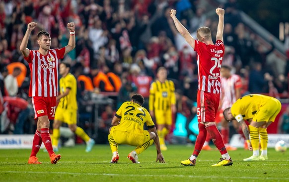 16.10.2022, Berlin: Fu�ball: Bundesliga, 1. FC Union Berlin - Borussia Dortmund, 10. Spieltag, An der Alten F�rsterei. Union Berlins Robin Knoche (l.) und Union Berlins Timo Baumgartl (r.) nach dem Sp ...