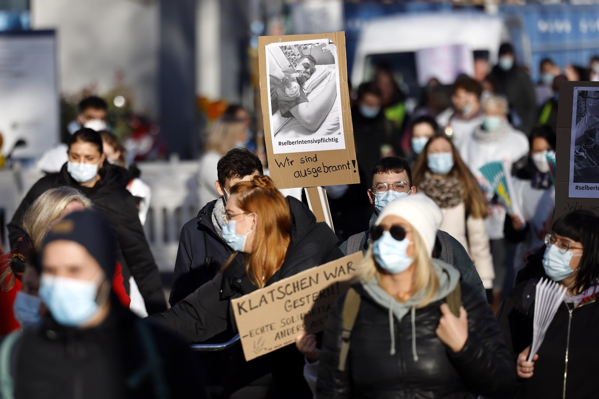Verdi kündigt im Tarifstreit Warnstreiks an mehreren Unikliniken in NRW an. In Köln legten die Beschäftigten der Uniklinik Köln die arbeit nieder und protestierten für höhere Löhne besonders im Pflege ...