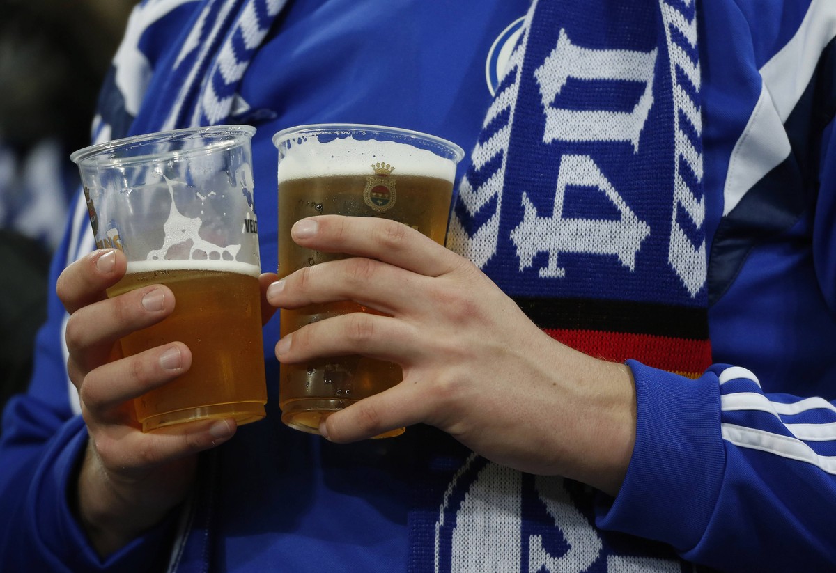 Die Schalker-Übeltäter: Dünne Einweg-Plastikbecher