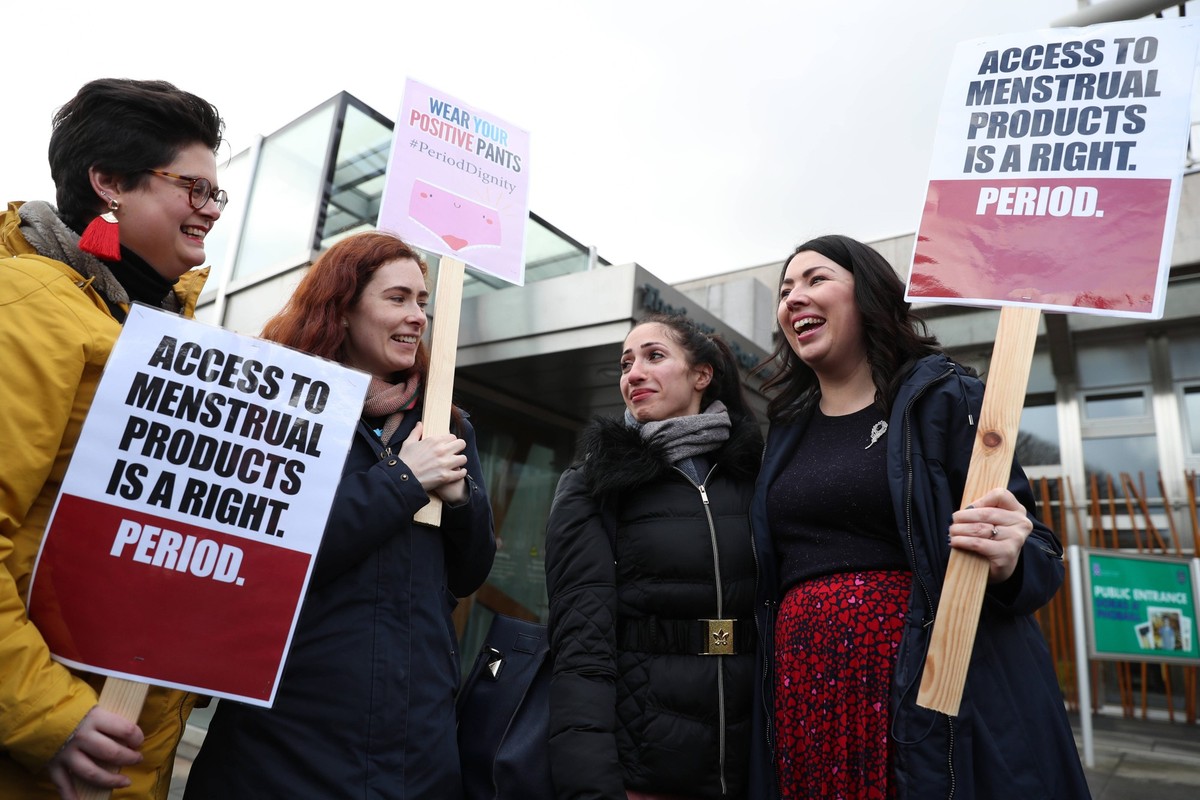 Monica Lennon (r.) auf einer Demonstration 2020, die kostenfreie Periodenprodukte forderte. Nun ist das damals geforderte Gesetz in Kraft.