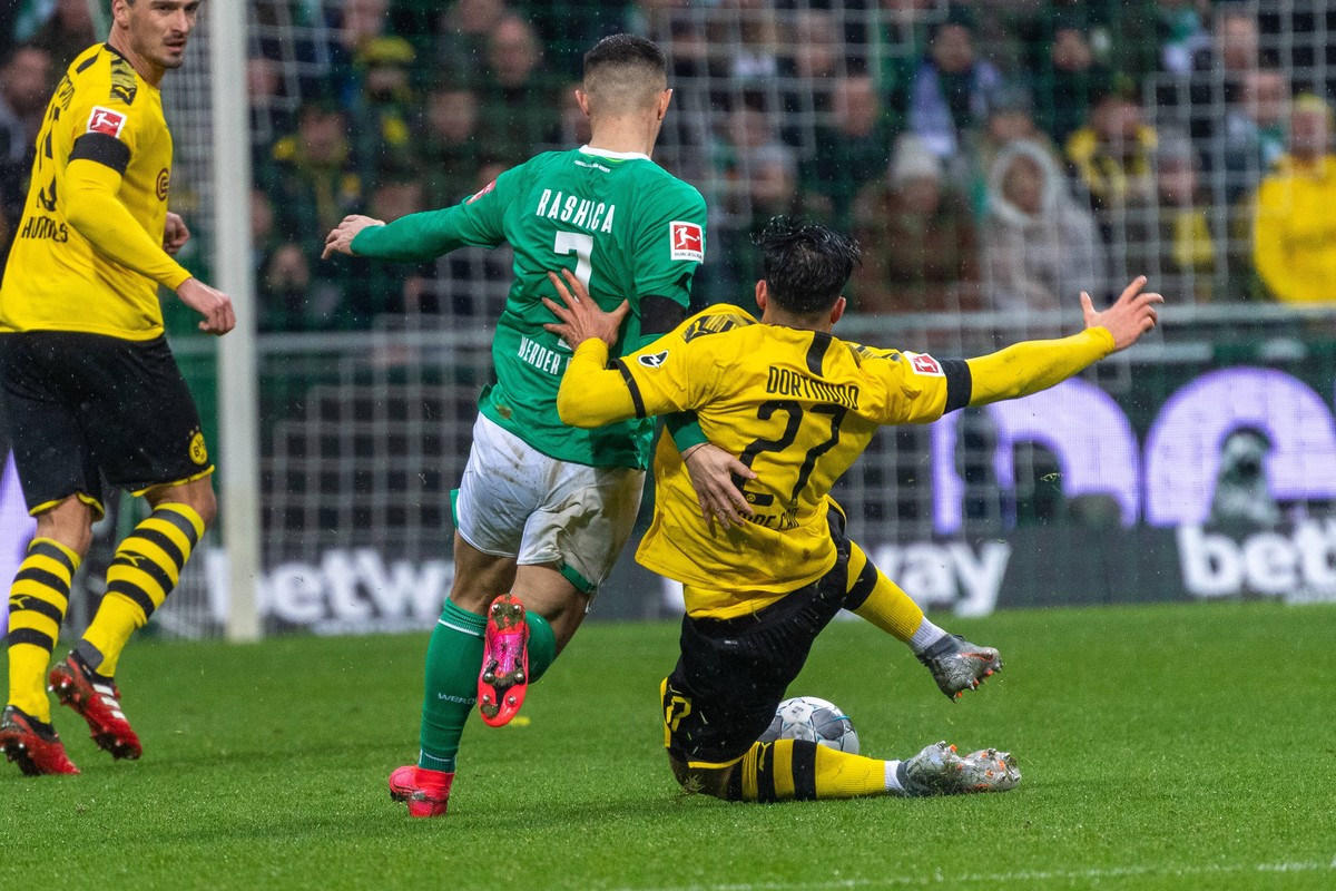 GER, SV Werder Bremen BVB / 22.02.2020, wohninvest Weserstadion, Bremen, GER, SV Werder Bremen BVB, DFL REGULATIONS PROHIBIT ANY USE OF PHOTOGRAPHS AS IMAGE SEQUENCES AND/OR QUASI-VIDEO. im Bild Emre ...