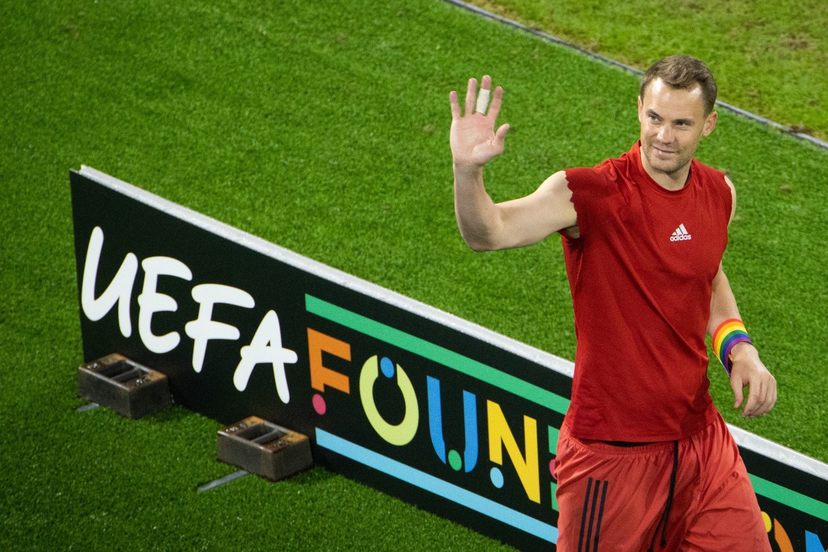 23.06.2021, Bayern, M�nchen: Fu�ball: EM, Deutschland - Ungarn, Vorrunde, Gruppe F, 3. Spieltag in der EM-Arena M�nchen. Deutschlands Torh�ter Manuel Neuer winkt nach einem Interview nach dem Spiel. F ...