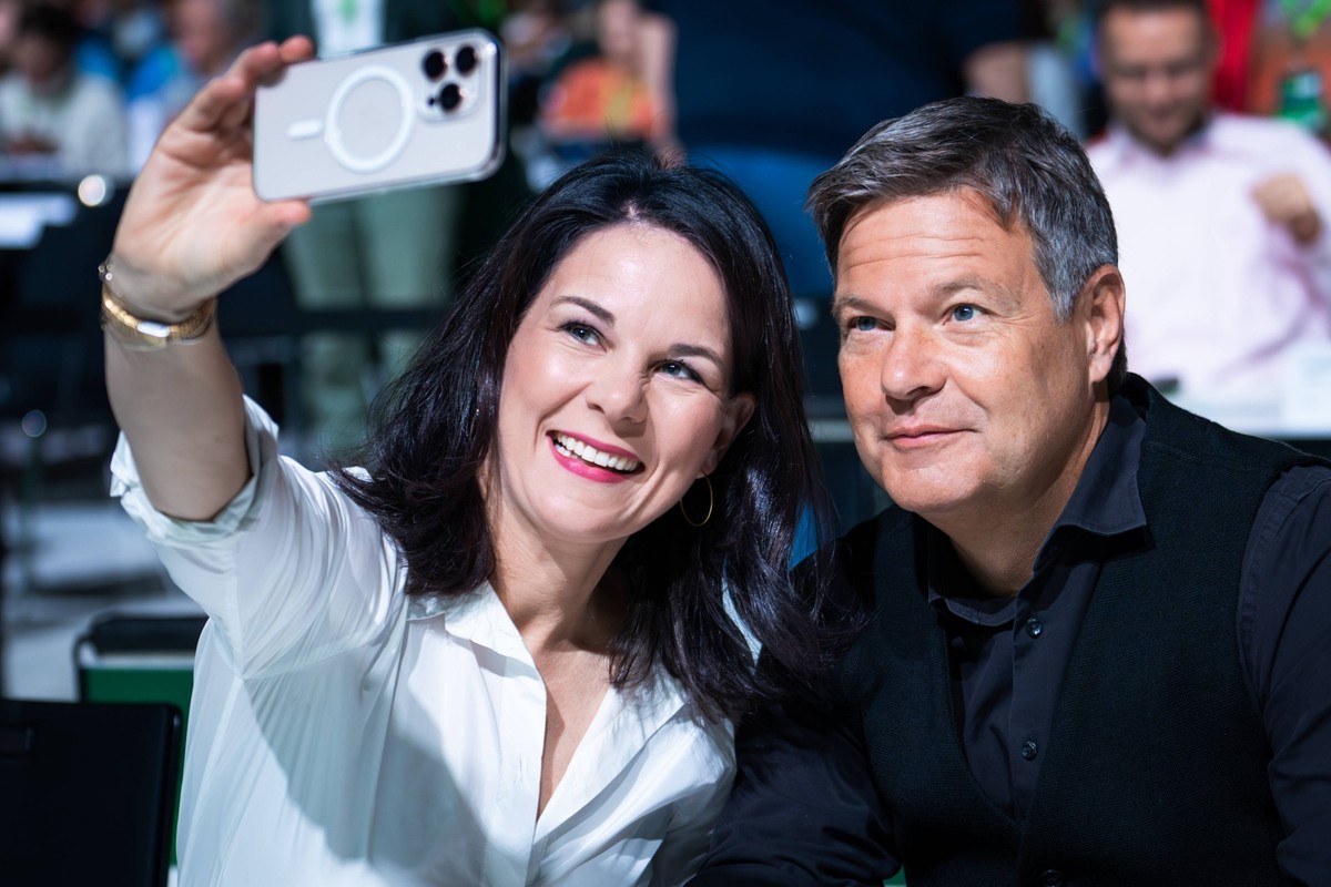 50. Ordentliche Bundesdelegiertenkonferenz von BUENDNIS 90/DIE GRUENEN Selfie Time mit Annalena Baerbock, Bundesministerin des Auswaertigen und Robert Habeck, Bundeswirtschaftsminister auf der 50. Par ...