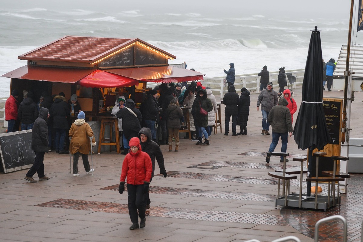 31.12.2024, Westerland --- Touristen stehen auf der Promenade von Westerland auf der Nordseeinsel Sylt an einem Glühweinstand. Westerland Schleswig-Holstein Deutschland *** 31 12 2024, Westerland Tour ...