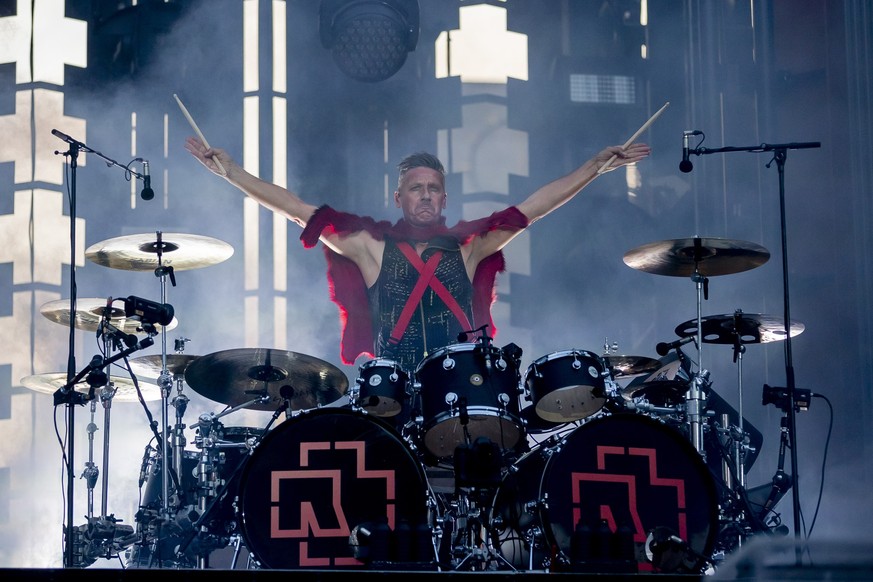 ARCHIV - 22.06.2019, Berlin: Christoph «Doom» Schneider, Schlagzeuger von Rammstein, tritt beim Konzert der Band im Rahmen der «Europe Stadion Tour 2019» im Olympiastadion auf. (zu dpa &quot;Rammstein ...