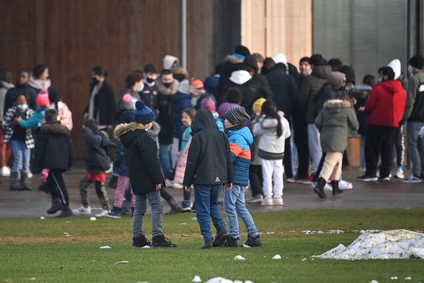 Grundschueler,Schueler halten sich in der grossen Pause auf dem Schulhof einer Grundschule auf.