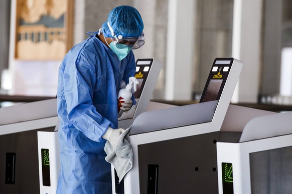 OLYMPICS - Winter Olympic Games, Olympische Spiele, Olympia, OS Beijing 2022 Beijing ,CHINA,02.FEB.22 - OLYMPICS - Winter Olympic Games Beijing 2022, preview. Image shows a worker. PUBLICATIONxNOTxINx ...