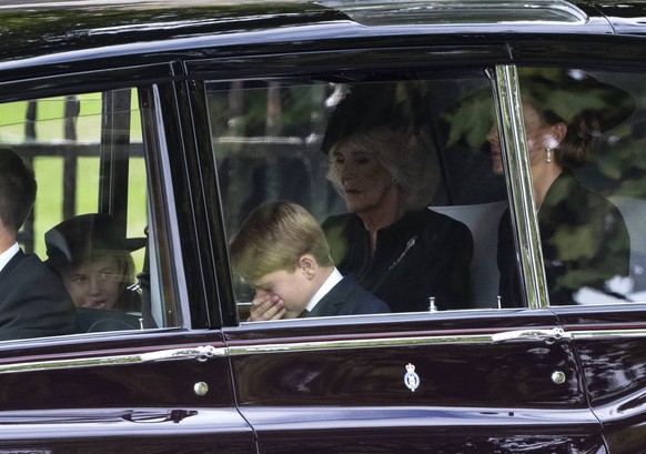 Die Urenkel der Queen, Charlotte (l. mit Hut) und George, waren bei der Trauerfeier dabei.