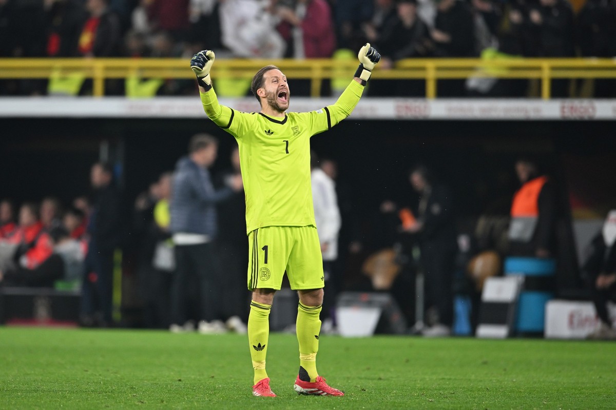 23.03.2025, Nordrhein-Westfalen, Dortmund: Fu�ball: Nations League A, Deutschland - Italien, Play-off-Runde, Viertelfinale, R�ckspiele, Signal Iduna Park, Deutschlands Torh�ter Oliver Baumann jubelt n ...