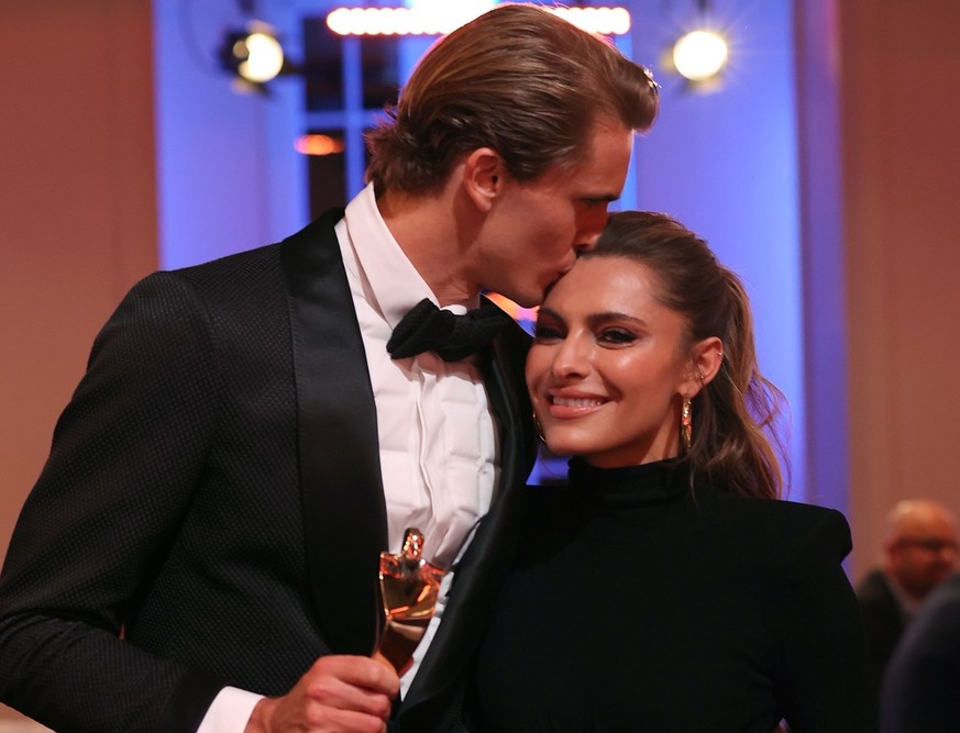 BADEN-BADEN, GERMANY - DECEMBER 19: Alexander Zverev kisses Sophia Thomalla after awarded as the &quot;Sportsman of the Year&quot; 2021 during the &quot;Sportler des Jahres&quot; Award 2021 Gala at Ku ...