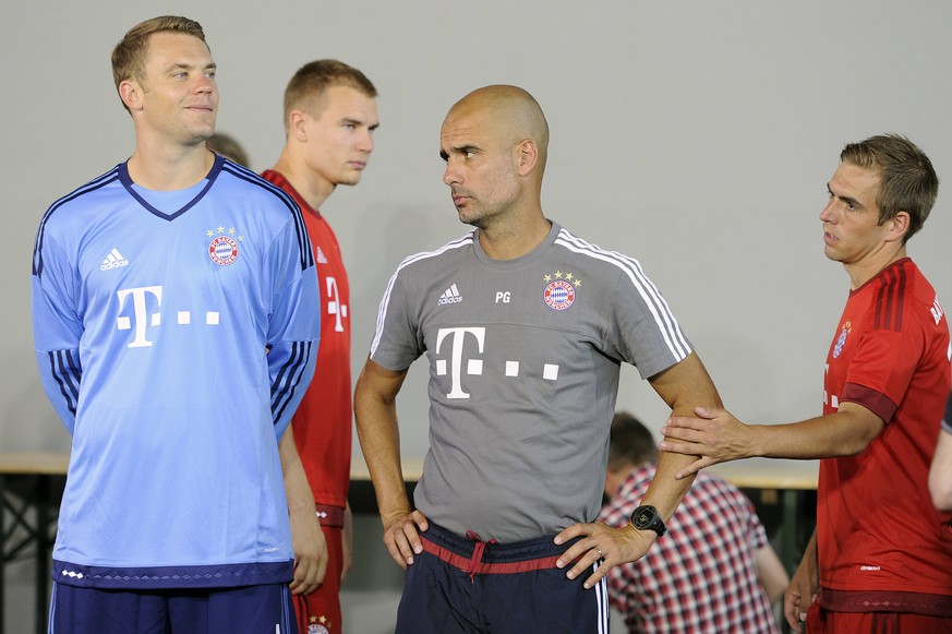 v.re:Philipp LAHM (Bayern Muenchen),Pep (Josep) GUARDIOLA (Trainer FCB) mit Manuel NEUER (Torwart FC Bayern Muenchen),hi:Holger BADSTUBER (Bayern Muenchen). FC Bayern Muenchen, Fussball Bundesliga Sai ...