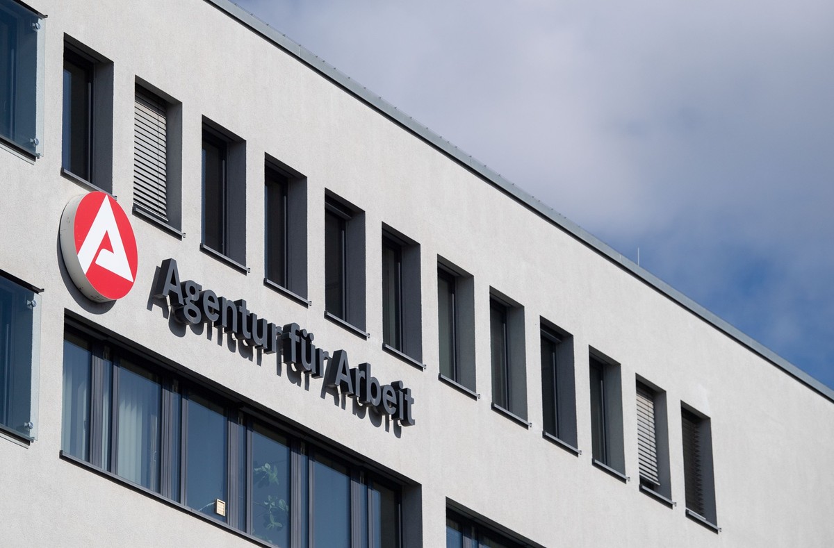 ARCHIV - 30.03.2020, Baden-Württemberg, Stuttgart: Der Schriftzug der «Agentur für Arbeit» ist am Gebäude der Agentur für Arbeit Stuttgart angebracht. (zu dpa: «Arbeitslosigkeit im Südwesten minimal g ...