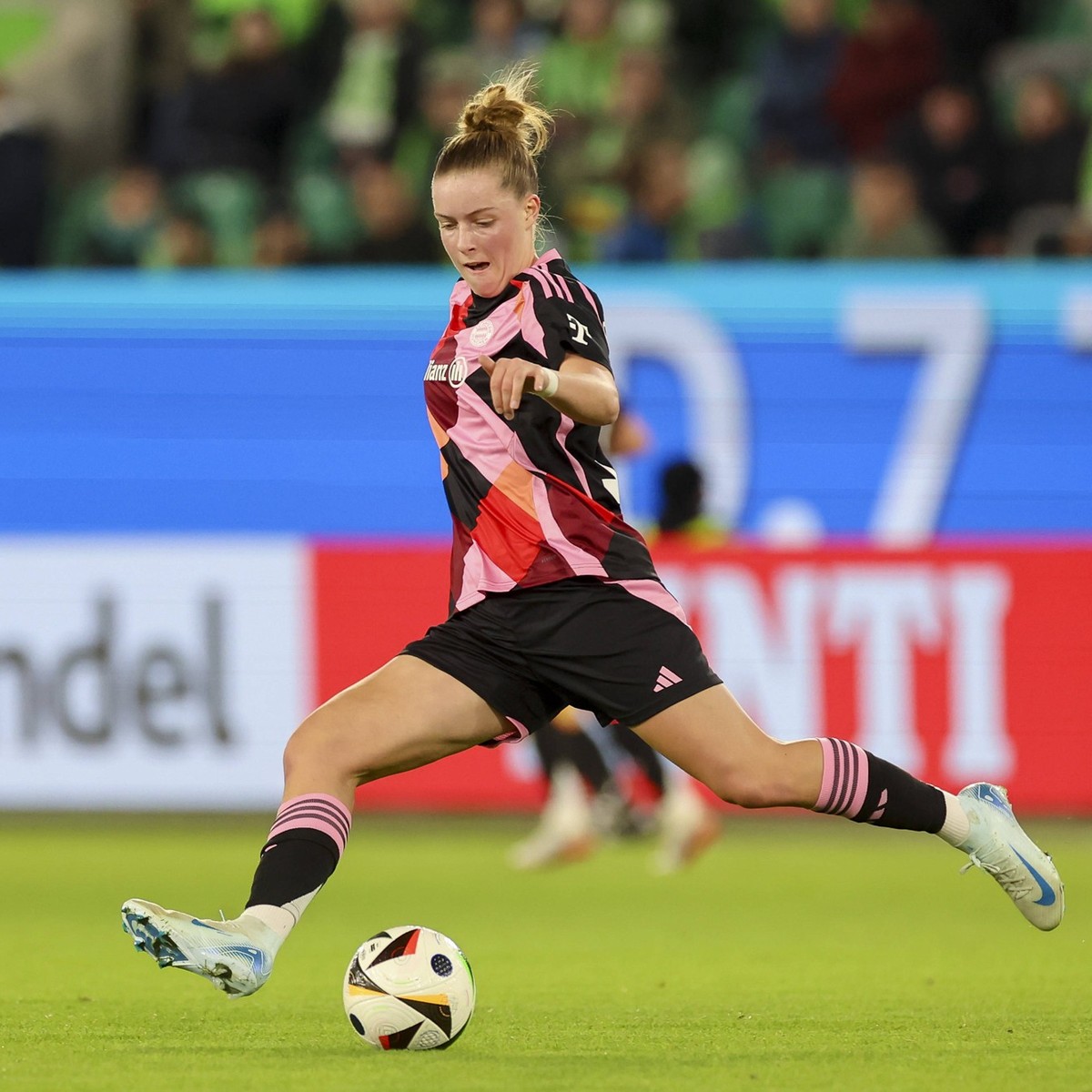 Alara Sehitler FC Bayern Muenchen kontrolliert den Ball, Google Pixel Frauen-Bundesliga, VfL Wolfsburg vs FC Bayern Muenchen, Volkswagen Arena am 12. October 2024 in Wolfsburg, Deutschland. Foto von M ...