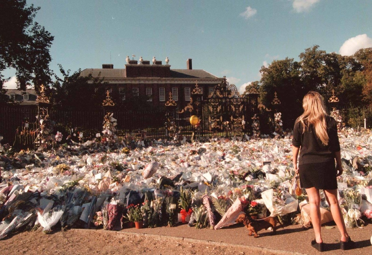 Tusentals Londonbor kom med blommor till prinsessan Diana och hennes v�n Dodi al-Fayed, h�r ses blomstersamlingen utanf�r Dianas hem Kensington Palace. LONDON x4379x *** Thousands of Londoners brought ...