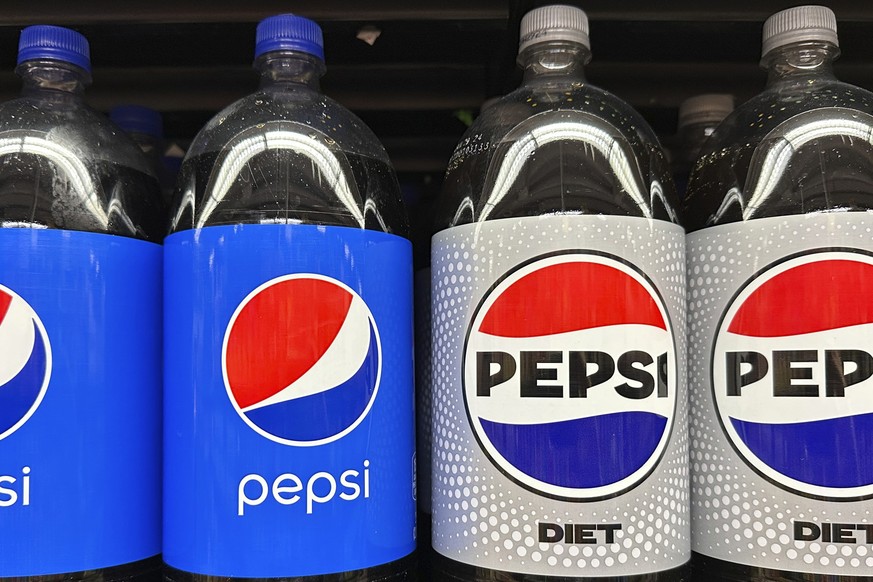 DATEI – Plastikflaschen von Pepsi werden am 15. November 2023 in einem Lebensmittelgeschäft in New York ausgestellt. Bevor sich die Inflation zu verschärfen begann, kostete eine 2-Liter-Flasche Limonade in Supermärkten durchschnittlich 1,67 US-Dollar pro Jahr.