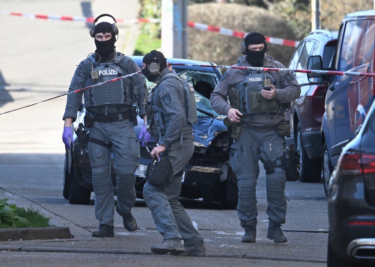03.03.2025, Baden-Württemberg, Mannheim: Beamte des Entschärfungsdienstes der Polizei stehen in der Nähe eines beschädigten Fahrzeugs an einer Zufahrt zur Rheinbrücke. Nach einem Vorfall mit einem Aut ...