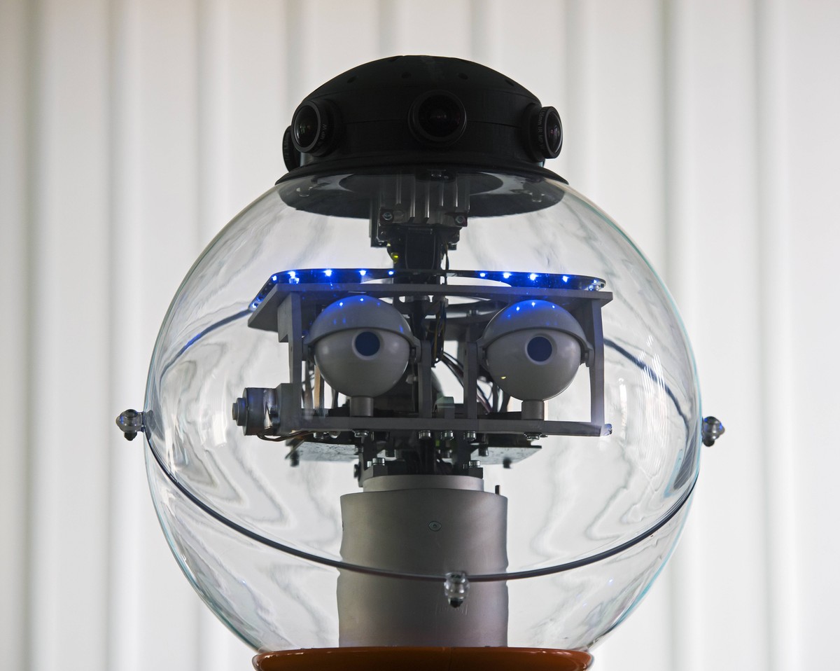 Reha Roboter Roreas in Erfurt vorgestellt Praesentation einer Weltneuheit, dem sprechende Reha-Roboter Roreas, der Schlaganfall-Patienten hilft, wieder auf auf die Beine zu kommen, am 11.05.2016 in de ...