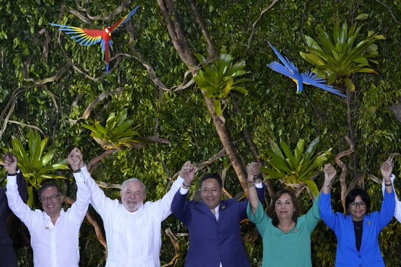 08.08.2023, Brasilien, Belem: Staats- und Regierungschefs südamerikanischer Länder posieren für ein Gruppenbild während des Amazonas-Gipfels im Hangar Convention Center in Belem, Brasilien. Auf dem Bi ...