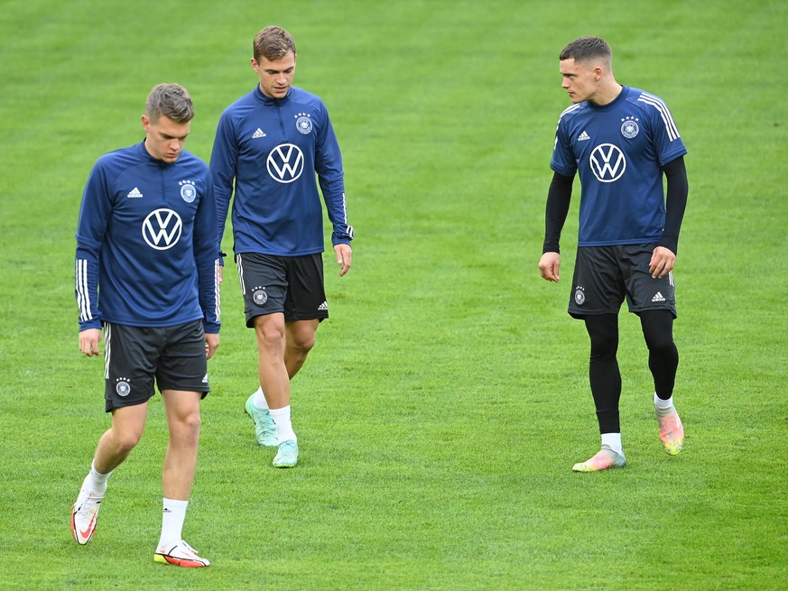 Matthias Ginter, Joshua Kimmich und Florian Wirtz. GES/ Fussball/ Training der deutschen Fussball-Nationalmannschaft in Hamburg, 07.10.2021 Football / Soccer: Training session of the German national t ...