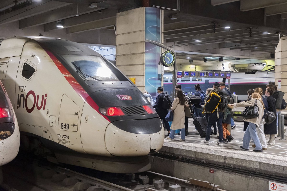 Paris, France February 16, 2024 - Passengers head for their TGV during a day of strike at Montparnasse station. The strike by SNCF train controllers begins on Friday February 16, and will cause major ...