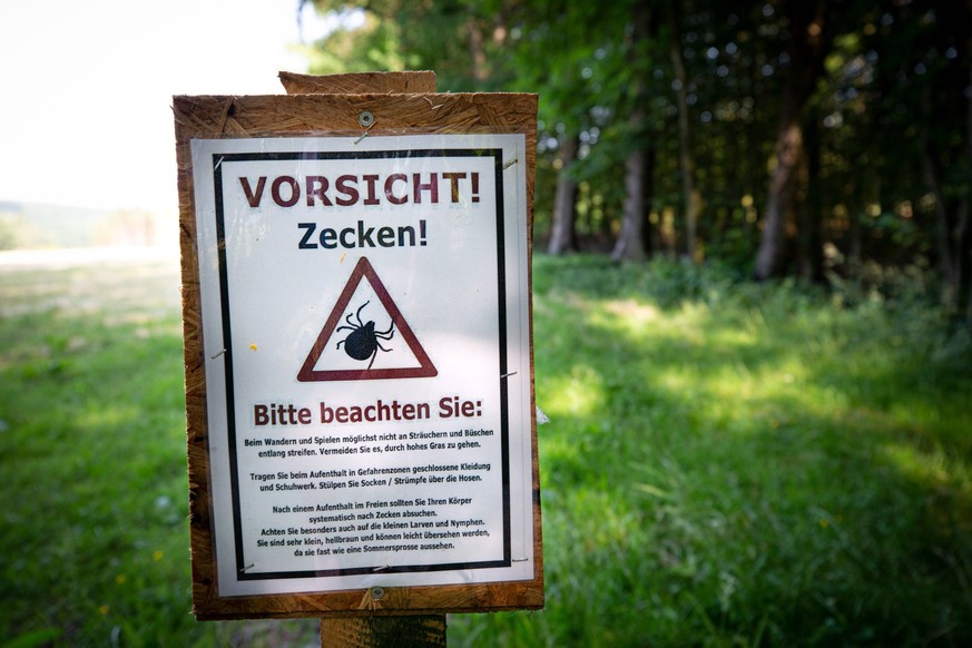 Vorsicht Zecken Informationstafel mit Verhaltensempfehlungen nach dem Aufenthalt in einem Zeckengebiet, Zeckenbefall, Zeckenwarnung, Borreliose *** Caution ticks Information board with recommendations ...