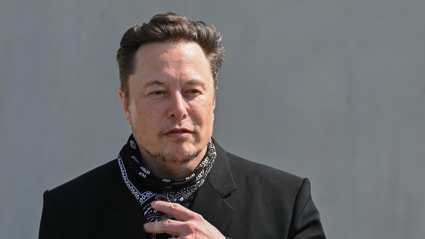 Elon Musk, Tesla-Chef, steht bei einem Pressetermin auf dem Gelände der Tesla Gigafactory. Am selben Tag besuchte der CDU-Bundesvorsitzender und Ministerpräsident von Nordrhein-Westfalen, Laschet, das ...