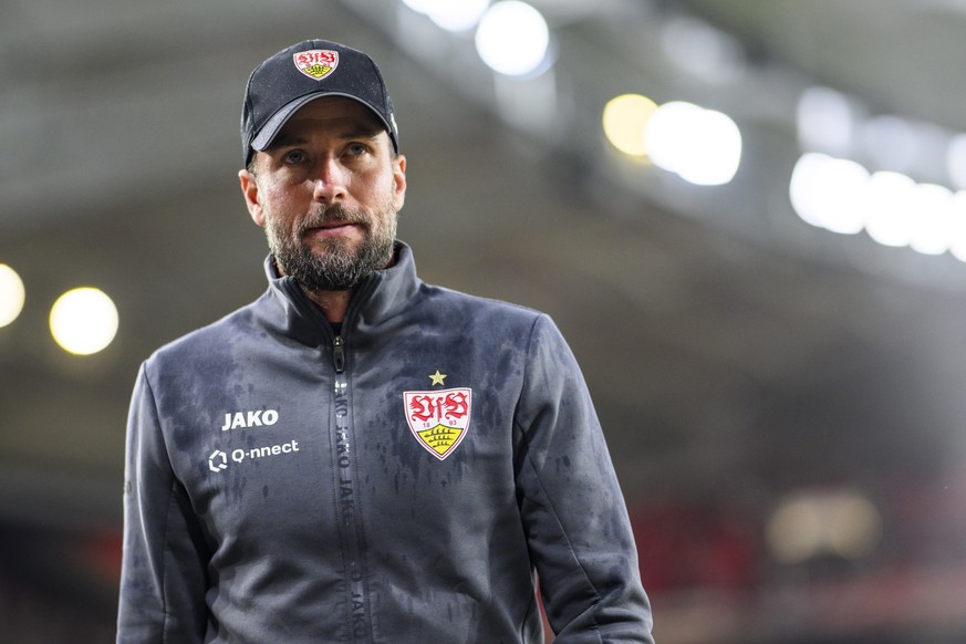 22.09.2023, Baden-Württemberg, Stuttgart: Fußball: Bundesliga, VfB Stuttgart - Darmstadt 98, 5. Spieltag, MHPArena. Stuttgarts Trainer Sebastian Hoeneß steht vor dem Spiel im Stadion. Foto: Tom Weller ...