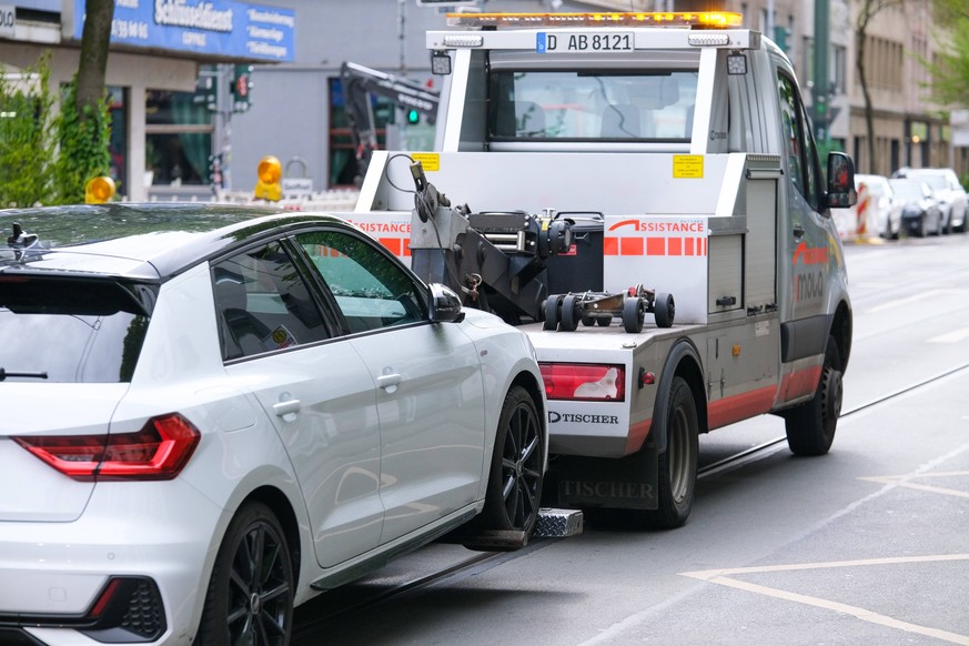 Düsseldorf 24.04.2024 Abschlepper Abschleppauto Panne Pannenhilfe Autopanne Auto-Panne Schutzbrief Allgemeine Deutsche Automobil-Club e. V. Autoversicherung KFZ-Versicherung Abschleppkosten Falschpark ...